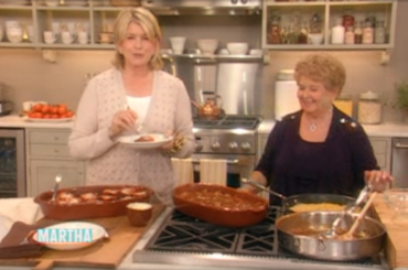 H Βέφα Αλεξιάδου διδάσκει στην Martha Stewart πως φτιάχνει Αρνάκι στο φούρνο με κριθαράκι (Γιουβέτσι)