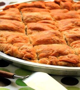 Κρεατότουρτα Χανιώτικη Κρήτης σε ταψί χαραγμένη σε κομμάτια με τραγανό ροδοψημένο φύλλο Βέφα Αλεξιάδου