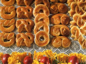 Πασχαλινά κουλουράκια χιώτικα με μαστίχα και κλασικά σε διάφορα σχέδια της Βέφας Αλεξιάδου