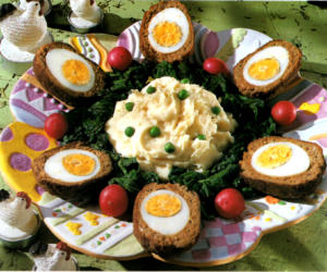 Ρολά κιμά γεμιστά με βραστά αυγά κομμένα στη μέση με πουρέ πατάτας