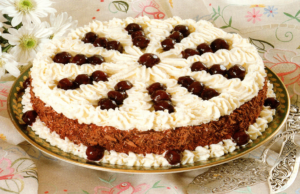Τούρτα Black Forest της Βέφας Αλεξιάδου με σαντιγί, κεράσια και τριμμένη σοκολάτα