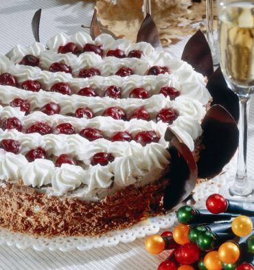 Τούρτα Black Forest της Βέφας Αλεξιάδου με σαντιγί, κεράσια και τριμμένη σοκολάτα