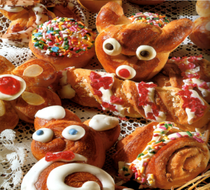 Τσουρέκια σε διάφορα σχέδια Αλεξία Αλεξιάδου