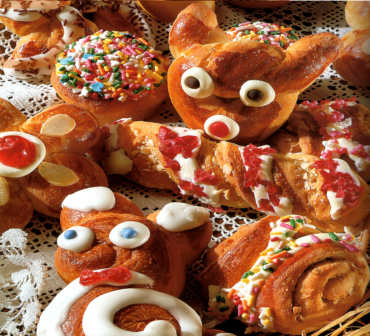 Τσουρέκια σε διάφορα σχέδια Αλεξία Αλεξιάδου