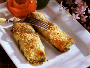 φλογέρες με πασχαλινό αρνάκι που περίσσεψε με σουσάμι σε πιάτο