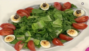 γεμιστά αυγά με αντζούγιες σε σαλάτα με λαχανικά