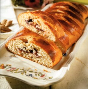 τσουρέκι με ελαφριά ζύμη γεμιστό με πραλίνα ή μαρμελάδα αλεξία αλεξιάδου